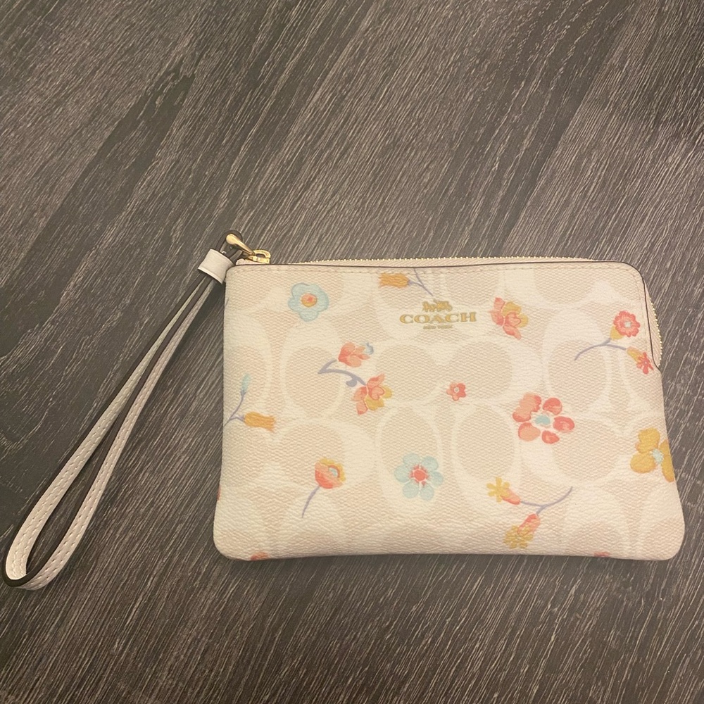Coach 7249 Chalk Corner Zip Wildflower Wristlet Wallet